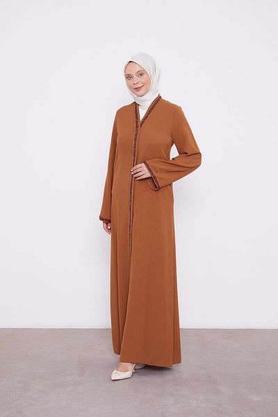 Levidor Camel μπροστά με πέτρες Ferace