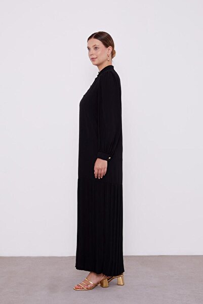 Levidor Μαύρο φόρεμα από σιφόν με πλισέ με γιακά δικαστή