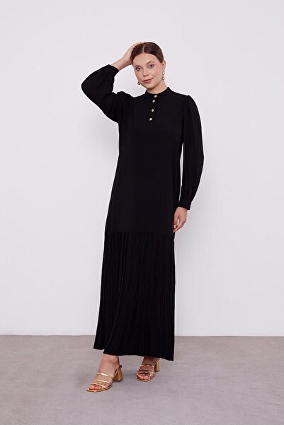 Levidor Μαύρο φόρεμα από σιφόν με πλισέ με γιακά δικαστή