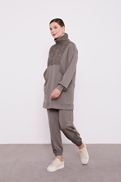 Levidor Αθλητικό κοστούμι με λεπτομέρεια από δαντέλα χακί