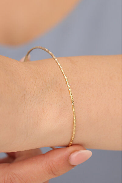 Nox Jewelry 925 Ayar Mikron Altın Kaplama Dövü Desenli Ajda Gümüş Bilezik - BV00100