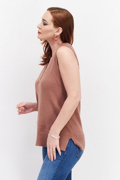Threadbare سترة نسائية محبوكة بدون أكمام ورقبة على شكل حرف V، لون بني