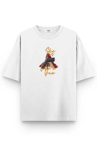 Overoz Μπλουζάκι με στάμπα Semi Oversize She Is Like A Gun Shoes Μπλουζάκι με στάμπα Semi Oversize