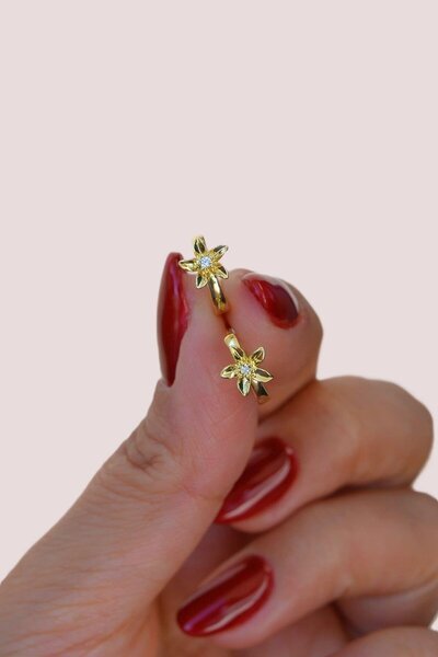 Sacce Scarves&Accessories Küçük Boy Çiçek Detaylı Gold Halka Küpe Lob Helix Kıkırdak