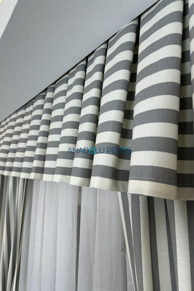 GLOMAR Μοντέρνα κουρτίνα κουζίνας - 1/3 γκρι ρίγες, πολύχρωμη κορνίζα, κοντό φόντο