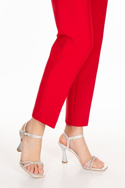 derithy Ορθοπεδικά πέδιλα με λεπτό τακούνι - Ασημένια σατέν καλοκαιρινά παπούτσια με ραβδώσεις και λεπτομέρεια από στρας - VTR0345