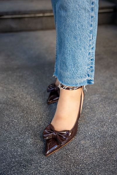 LAMİNTA Γυναικεία παπούτσια με λεπτό τακούνι Mody Bitter Brown Bow με λεπτομέρεια αγκράφα