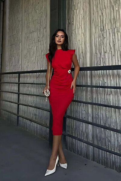 DÖPİYES Broş Detay Dik Yaka Vatkalı Midi Boy Kalem Elbise