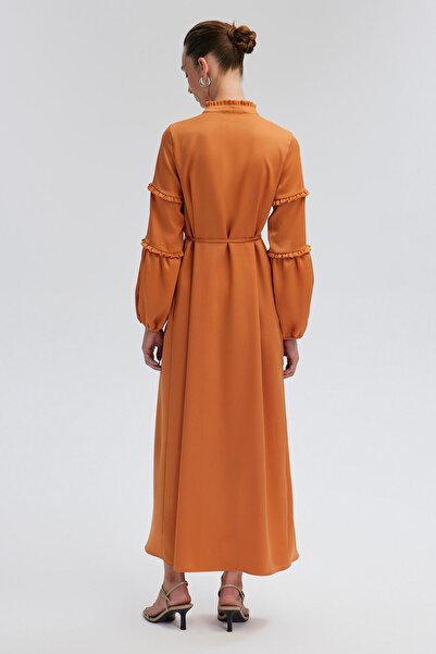 Touché Privé Σατέν Φόρεμα - Μοντέλο μανίκι και ζώνη με μπαλόνι