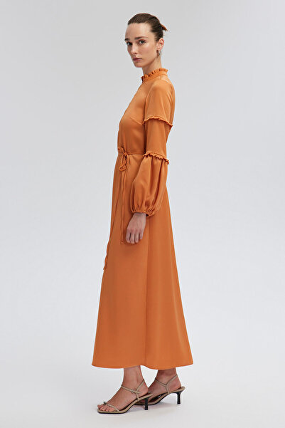 Touché Privé Σατέν Φόρεμα - Μοντέλο μανίκι και ζώνη με μπαλόνι