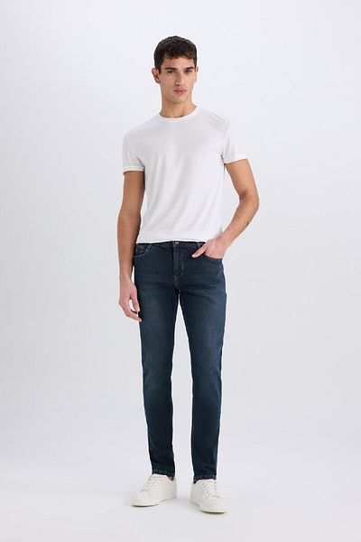 DeFacto Pedro Slim Fit Jeans mit normaler Taille und schmalem Bein – E8507AX24WN