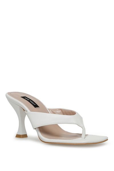Nine West Białe klapki damskie SEZZA 3FX
