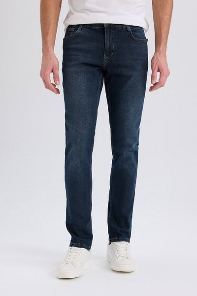 DeFacto Pedro Slim Fit Jeans mit normaler Taille und schmalem Bein – E8507AX24WN