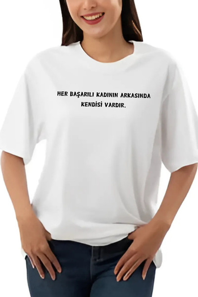 barsdepo Iza svake uspešne žene stoji njen sopstveni Štampano T-shirt