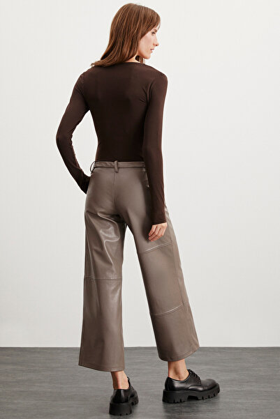 GRIMELANGE Valeri női rugalmas, vékony dzsörzsi szövet, alulról pattintható elülső rész, kétrétegű V-nyakú barna test