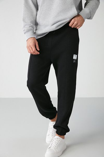 GRIMELANGE Ανδρικό μαύρο παντελόνι Rowan Relaxed Raised με ραβδώσεις μπροστά και διακοσμητική ετικέτα