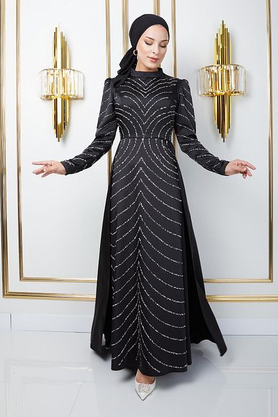 Olcay Satin-Abendkleid mit Steindetail und Umhang – SCHWARZ 1674
