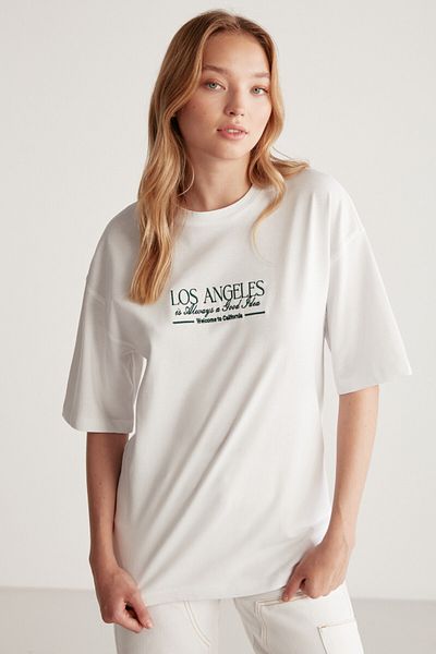 GRIMELANGE Dámské tričko s motivem města Janna vpředu a vzadu Detailní oversize Fit Crew Výstřih Bílá / Zelená