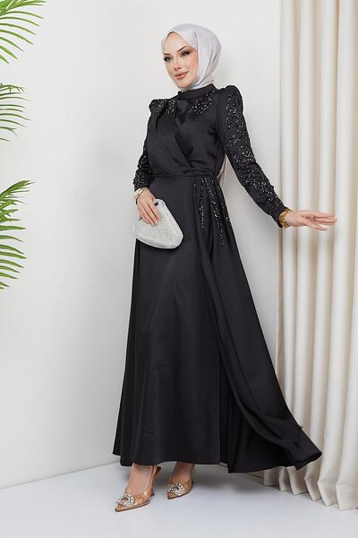 Olcay Abendkleid aus Satin mit Pailletten- und Steindetail vorne und an den Ärmeln SCHWARZ 1660