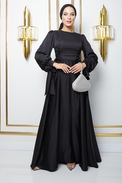 Olcay Schwarzes Hijab-Abendkleid – Spitzendetails und Ärmel zum Binden, ausgestellt 1673