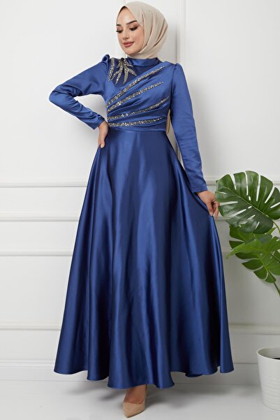 Olcay Szatén estélyi ruha fodros és kőrészlettel az elején INDİGO 1596