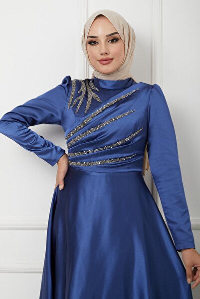 Olcay Szatén estélyi ruha fodros és kőrészlettel az elején INDİGO 1596