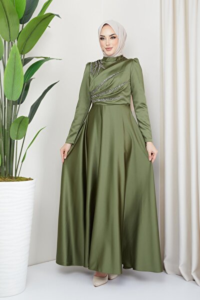 Olcay Σατέν βραδινό φόρεμα με φλάντζα και πέτρινη λεπτομέρεια στο μπροστινό μέρος ΑΝΟΙΧΤΟ ΠΡΑΣΙΝΟ 1596