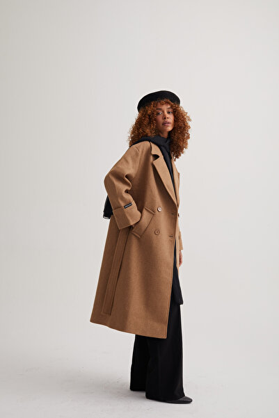 Perryes Γυναικείο μακρύ παλτό σε χρώμα Camel - Λεπτομέρεια με διπλό μανίκι
