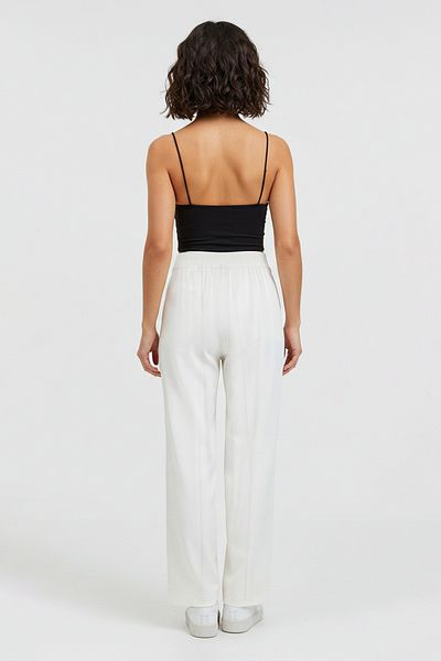 Trendyol Collection Weiße Hose mit weitem Bein und niedriger Taille – elastischer Rücken, TWOSS25PL00021