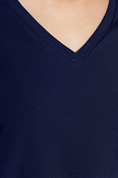 Trendyol Collection Námořnická modrá pletená trička s výstřihem do V ze 100% bavlny - TWOSS23TS00001