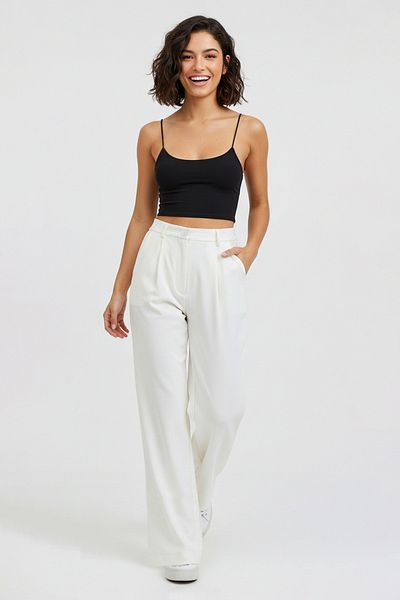 Trendyol Collection Weiße Hose mit weitem Bein und niedriger Taille – elastischer Rücken, TWOSS25PL00021