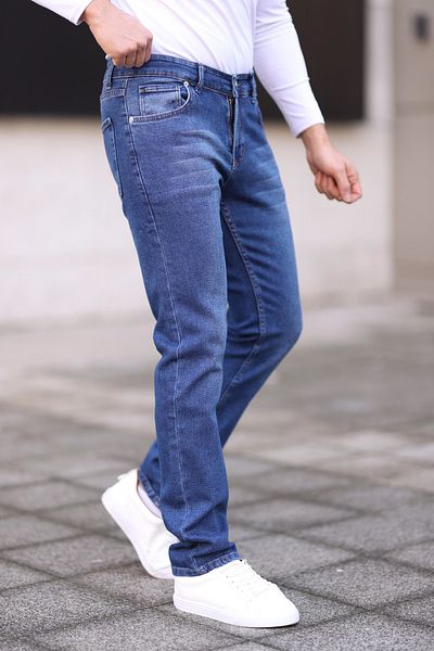 Trendyol Collection Mittelblaue, reguläre Jeans-Jeanshose aus dehnbarem Stoff TMNSS25JE00001
