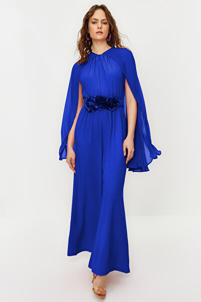 Trendyol Modest Saks květinové šifonové večerní šaty s páskem a pláštěnkou, satén Tctss24Db00010