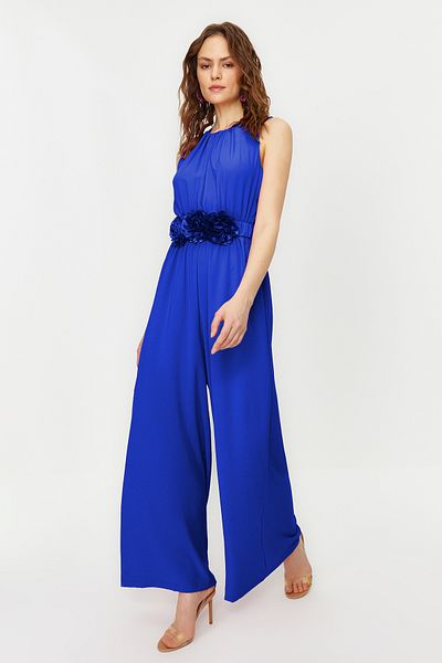 Trendyol Modest Saks květinové šifonové večerní šaty s páskem a pláštěnkou, satén Tctss24Db00010