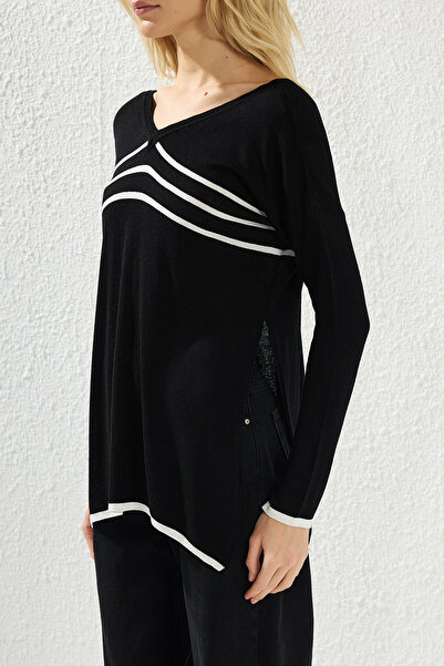 Edit by Trendyol Pulover negru cu decolteu în V cu dungi TEDAW25KZ00061