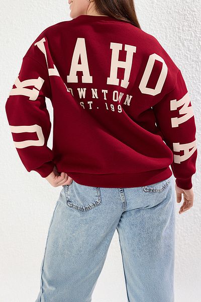 Trendyol Curve Burgunderfarbenes, bedrucktes, übergroßes Fleece-Sweatshirt – Übergröße TBBAW25AO00018