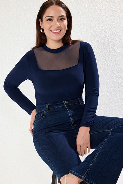 Trendyol Curve جسم محبوك مرن باللون الأزرق الداكن - تفاصيل من التول، ياقة واقفة، أكمام طويلة TBBAW25CS00003
