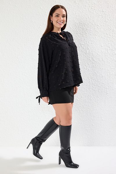 Trendyol Curve Schwarze, gewebte Plus-Size-Bluse mit Puffärmeln TBBAW25AF00049