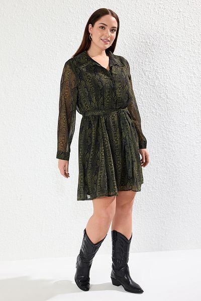 Trendyol Curve Grünes Chiffon-Hemdkleid in Übergröße – Tiermuster und Taillengürtel TBBAW25AH00115