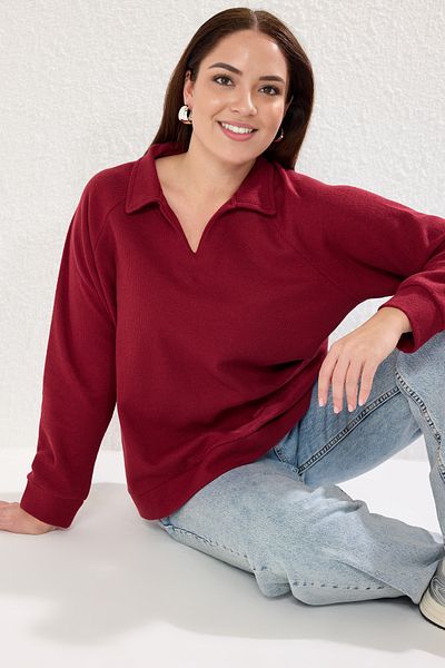 Trendyol Curve Weinrotes, übergroßes/breites Thessaloniki-Strick-Sweatshirt mit Polokragen in Übergröße TBBAW25AO00043