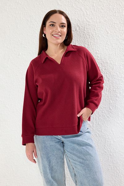 Trendyol Curve Weinrotes, übergroßes/breites Thessaloniki-Strick-Sweatshirt mit Polokragen in Übergröße TBBAW25AO00043