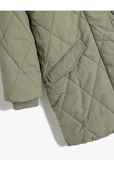 Koton Λεπτομερές φουσκωτό παλτό από ψεύτικη γούνα - με κουκούλα και τσέπη με κάλυμμα αέρα