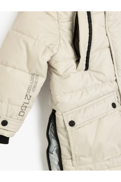 Koton Pelziger Kapuzenmantel mit Pattentasche und Reißverschluss. Detaillierter Windschutz