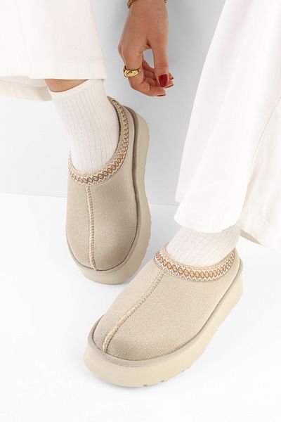 Shoeberry Beige Uggps für Damen - Pelzige kurze Wildlederpantoffeln