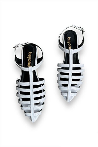 Beyond Γυναικεία πέδιλα λουστρίνι με λουράκι με μυτερή μύτη με λευκή παλάμη BYND24900