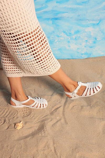Beyond Shiny White Women's Jelly Sandals - Byndjlly01