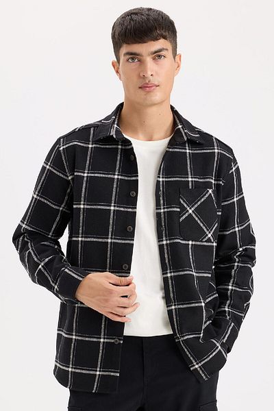 DeFacto Langärmliges Hemd aus kariertem Flanell mit normaler Passform und Polokragen E2763AX24WN