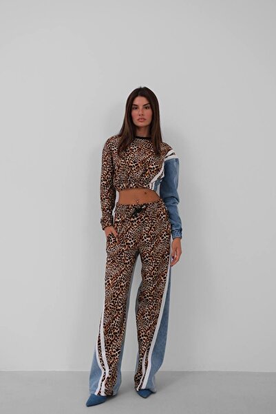 CROP ÜST, BOL PAÇA ALT, LEOPAR BASKI DETAYLI DENİM EŞOFMAN TAKIMI