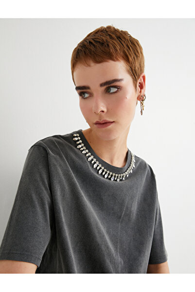 Koton Μπλουζάκι με κολάρο στρας με κοντό μανίκι με λαιμόκοψη χλωμό εφέ Άνετη ...