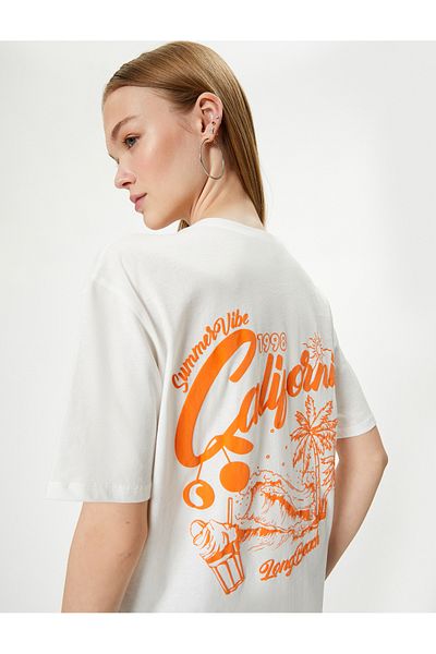Koton Bequemes Kurzarm-T-Shirt mit Rundhalsausschnitt – bedruckt auf der Rückseite